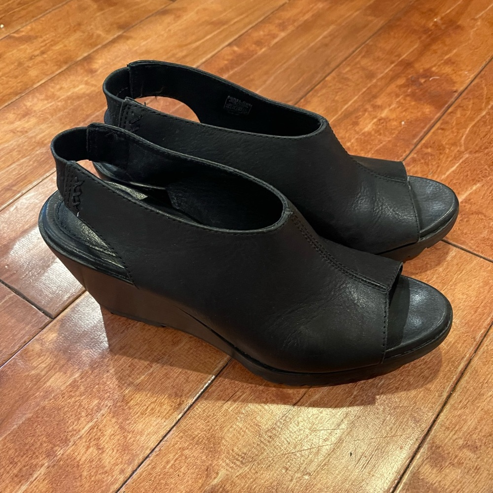 Sorel black leather wedge platform heels.